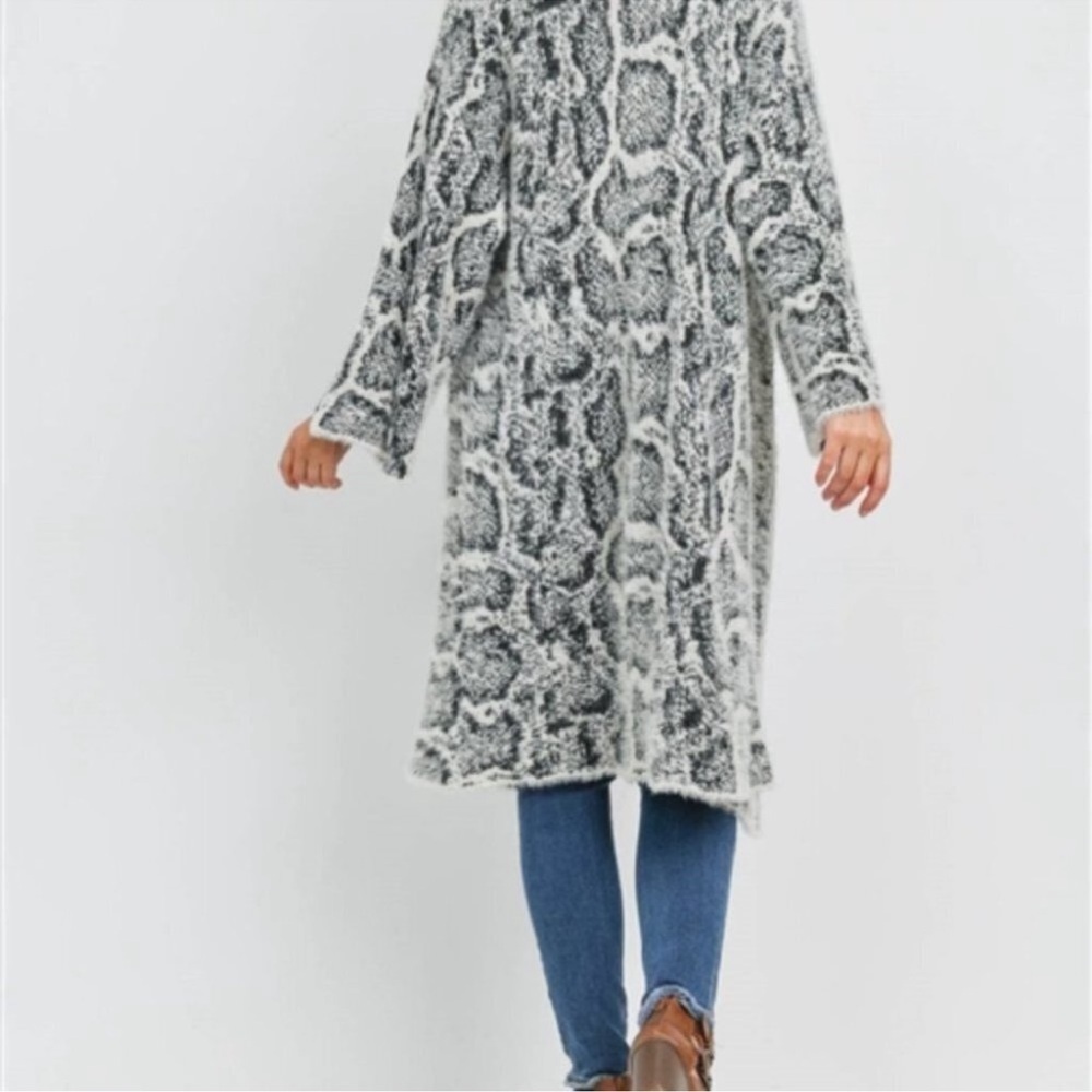 Anthropologie Akemi + Kin Sigrid Fuzzy Snake Skin Kimono Gray White Cardigan - Picture 3 of 11